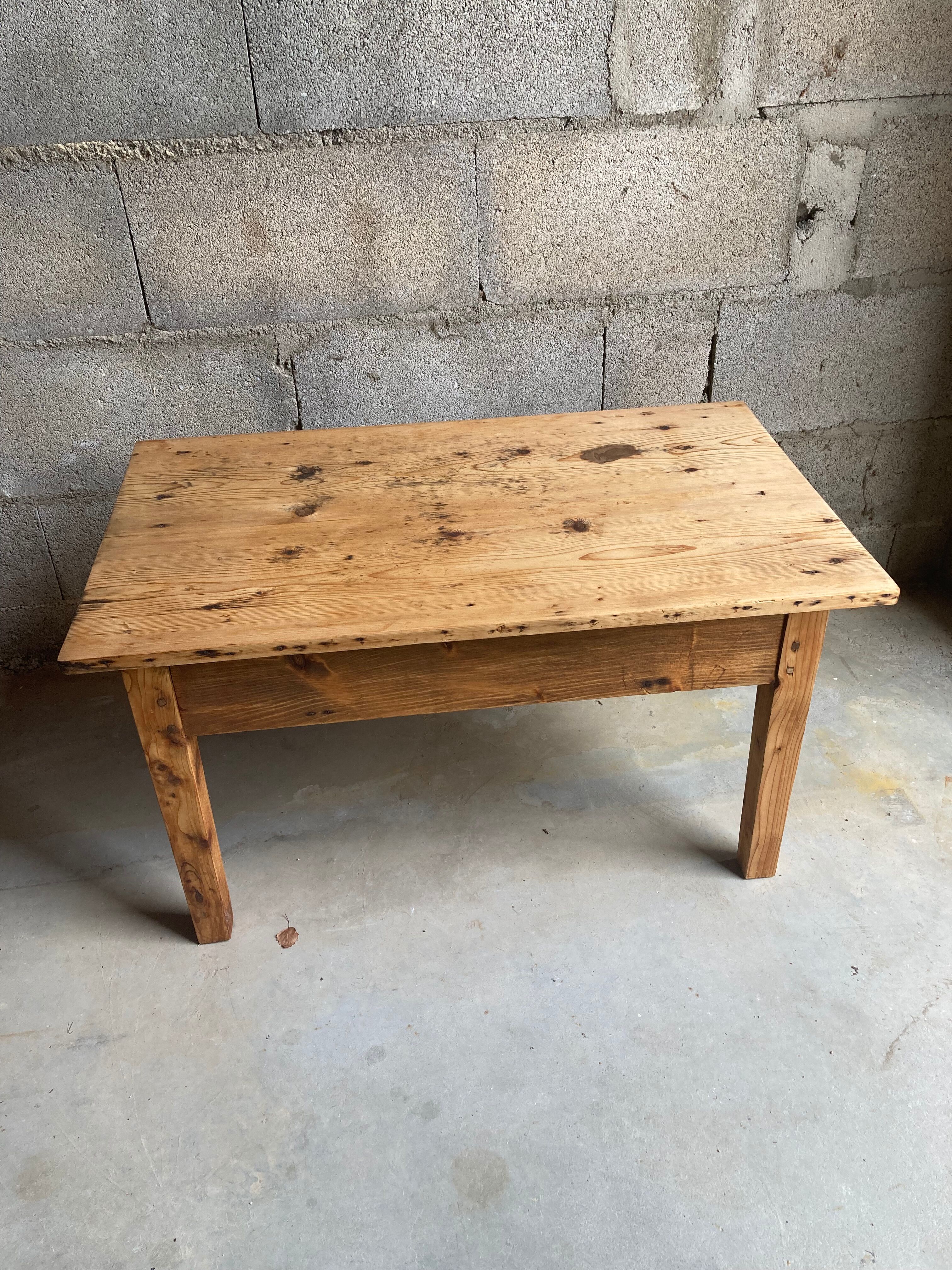 Table basse en bois rustique
