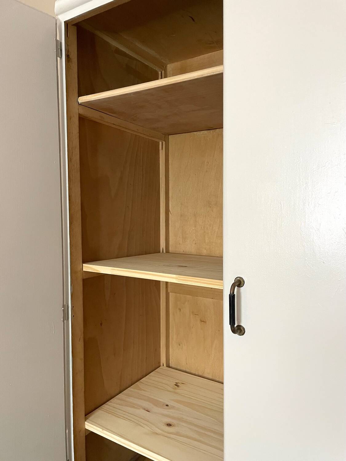 Armoire parisienne beige