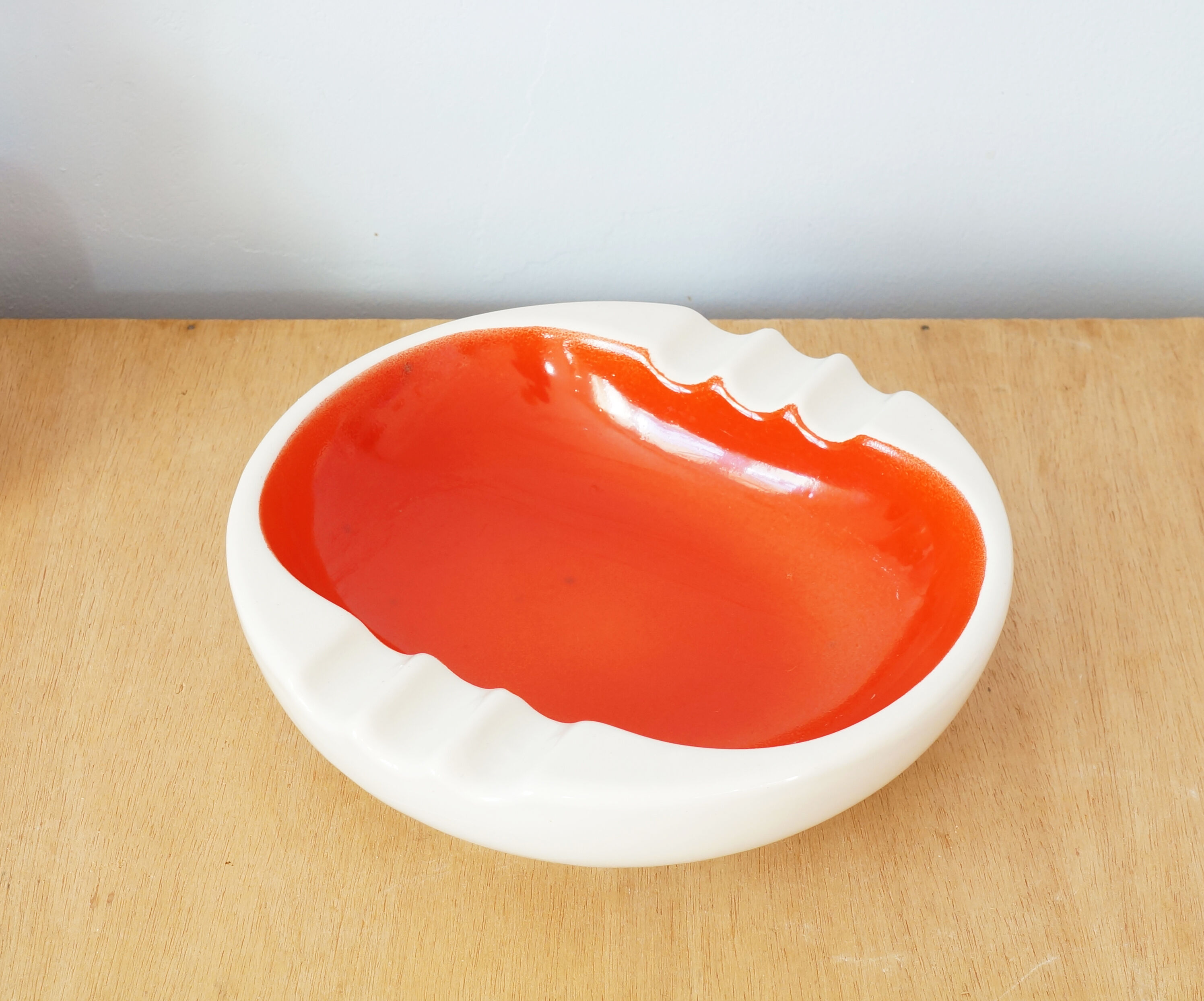Large hollow ashtray in red and white earthenware, 50s or 60s