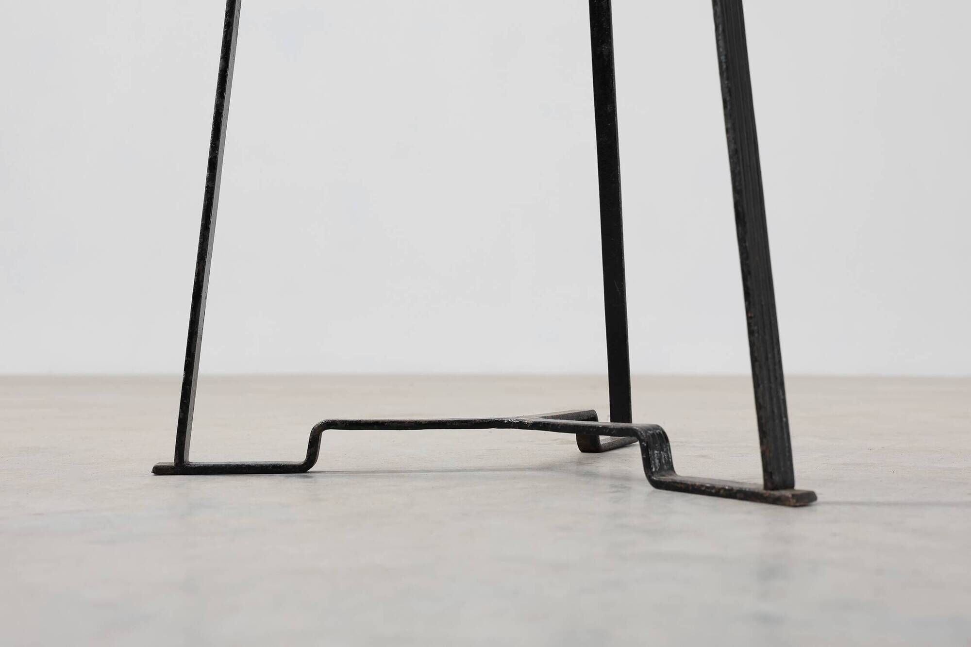 Table d'appoint Art Nouveau en métal et cuivre dans le style de Gustave Serrurier-Bovy