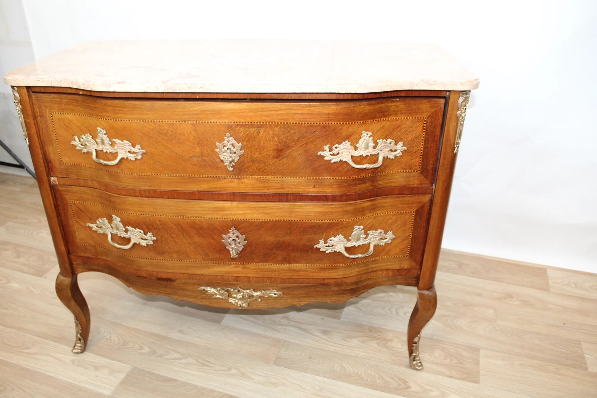 Commode sauteuse vintage scandinave en bois et marbre rose, années 1960
