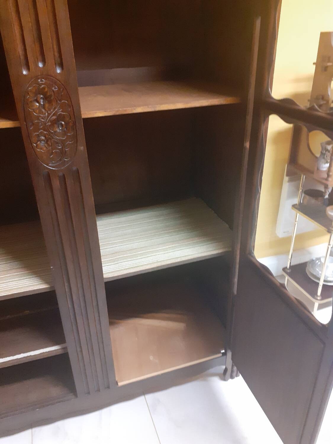 Glass cabinet/display cabinet/bookshelf