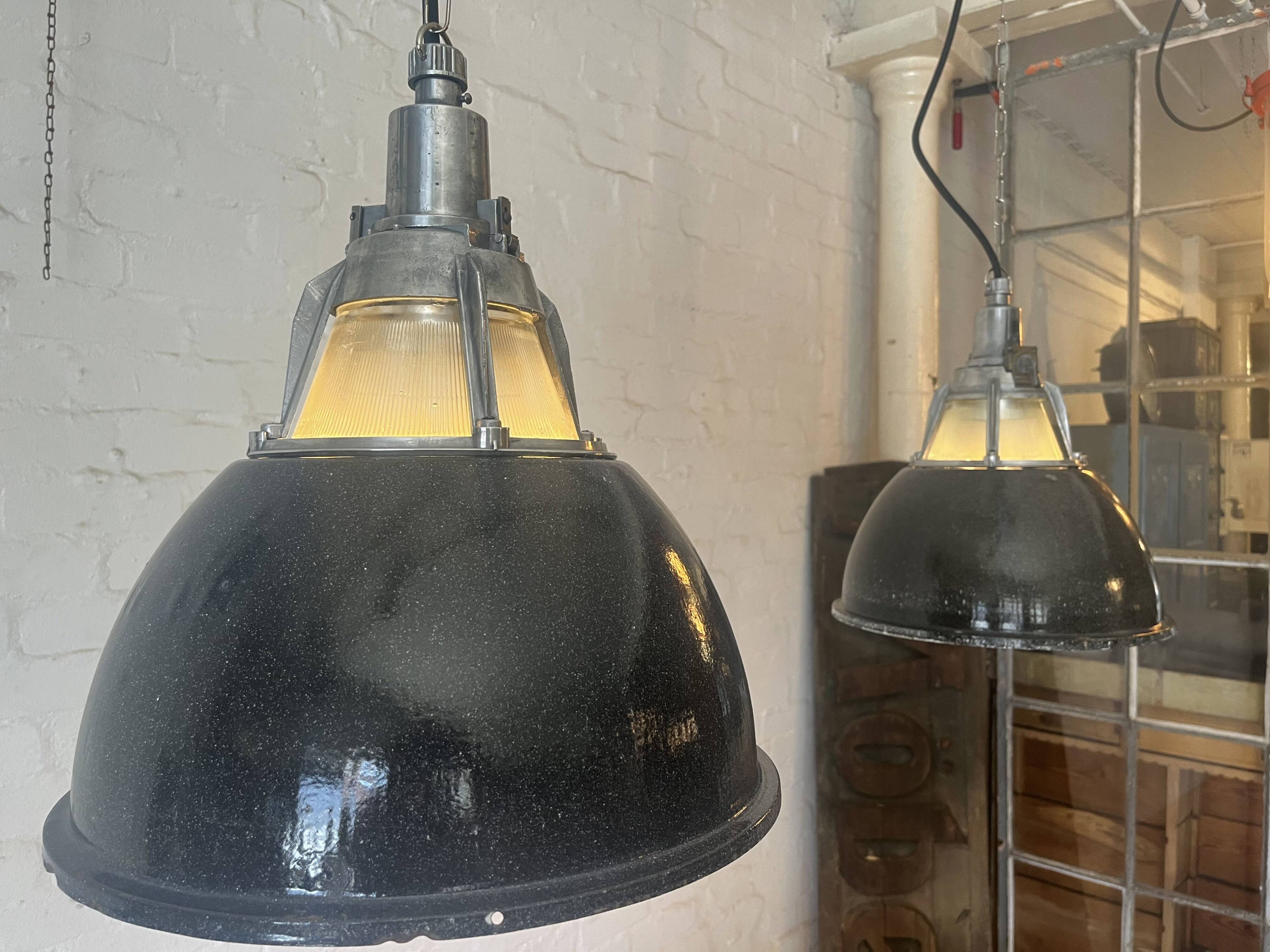 „Alma“ Ukrainische Industrieleuchte schwarz