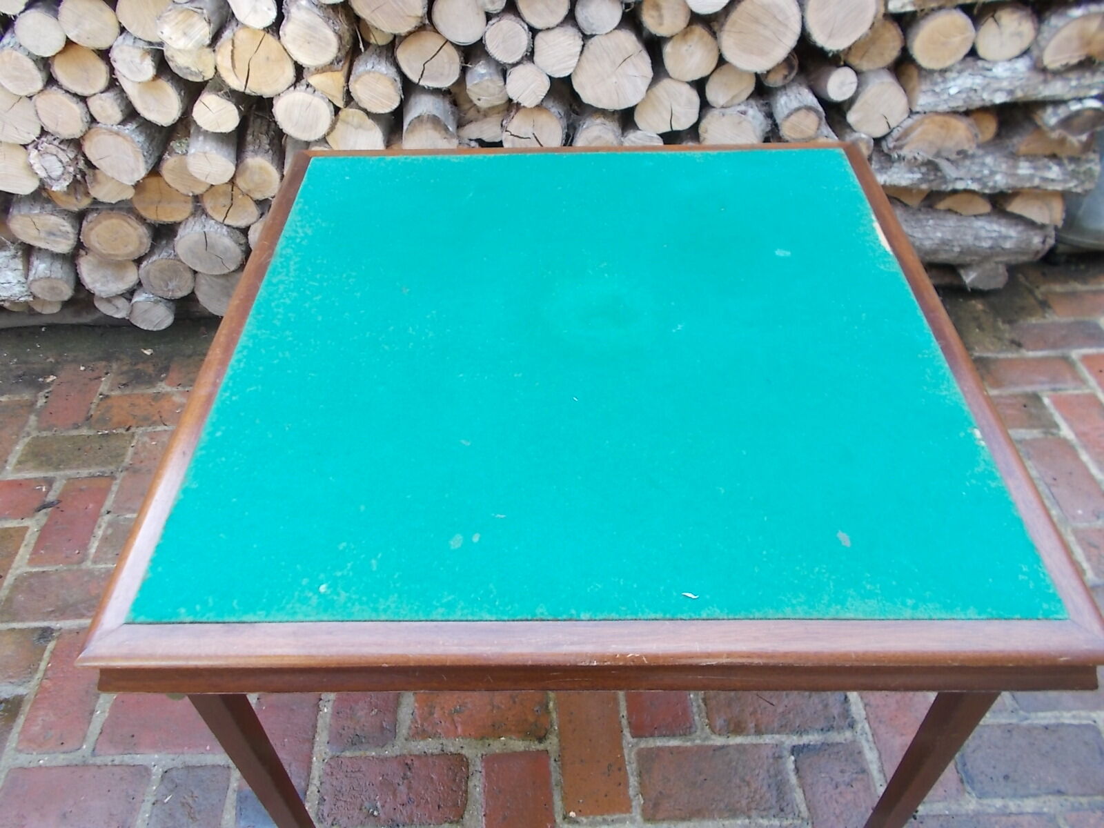 Foldable mahogany playtable