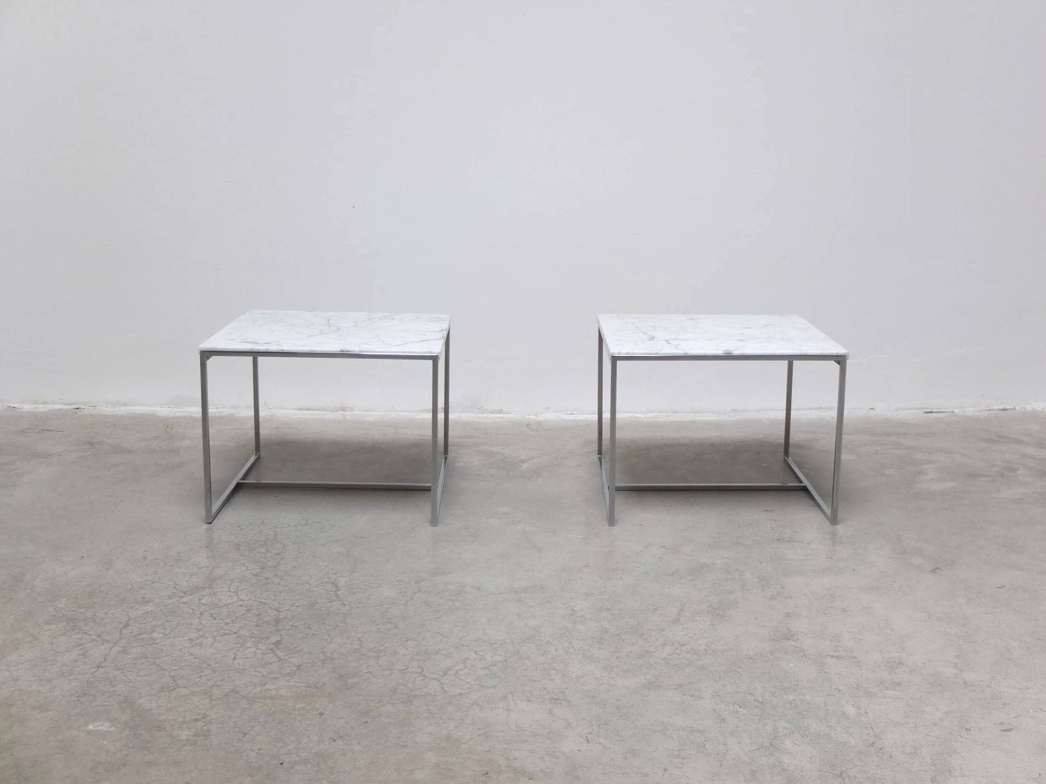 Paire de tables basses ou de tables d'appoint en marbre de Carrare et chrome, années 1970.