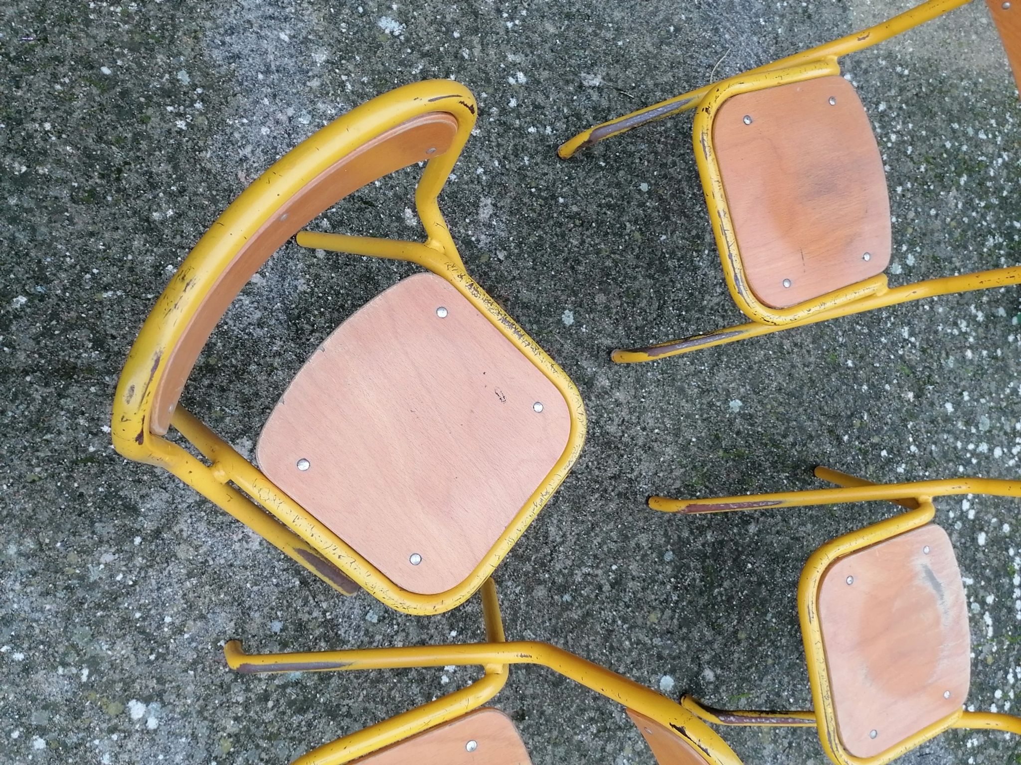 Lot de 4 chaises d'écolier vintage