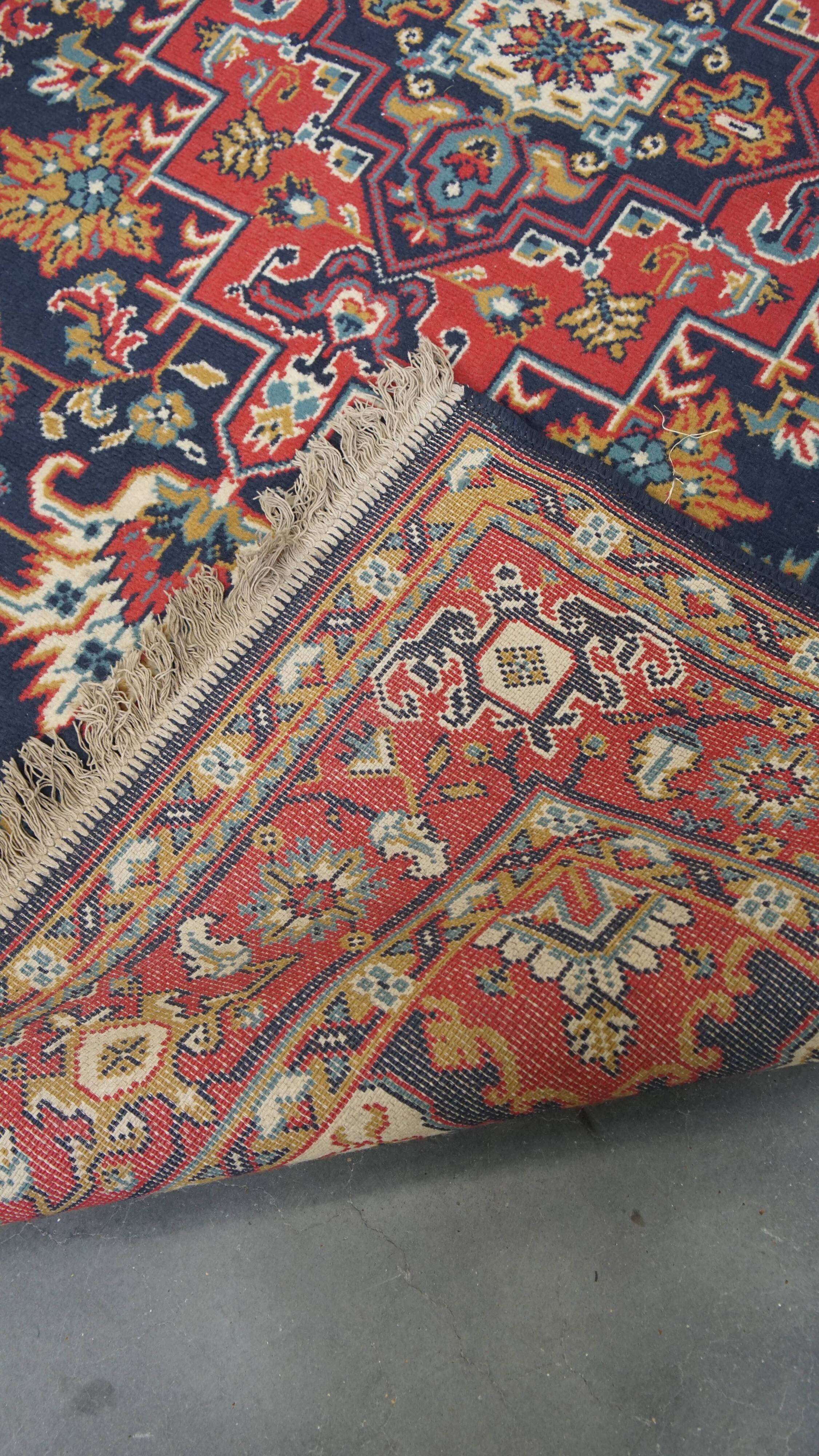 Tapis vintage en rouge et bleu foncé – 236x170 cm