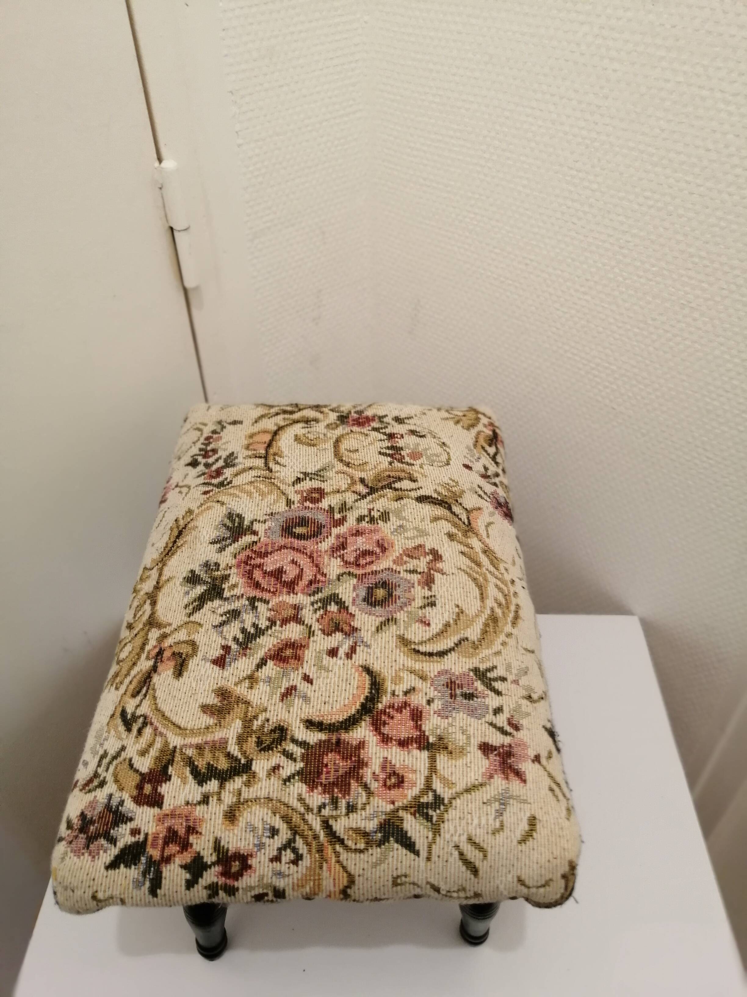 footrest in wood and fabric