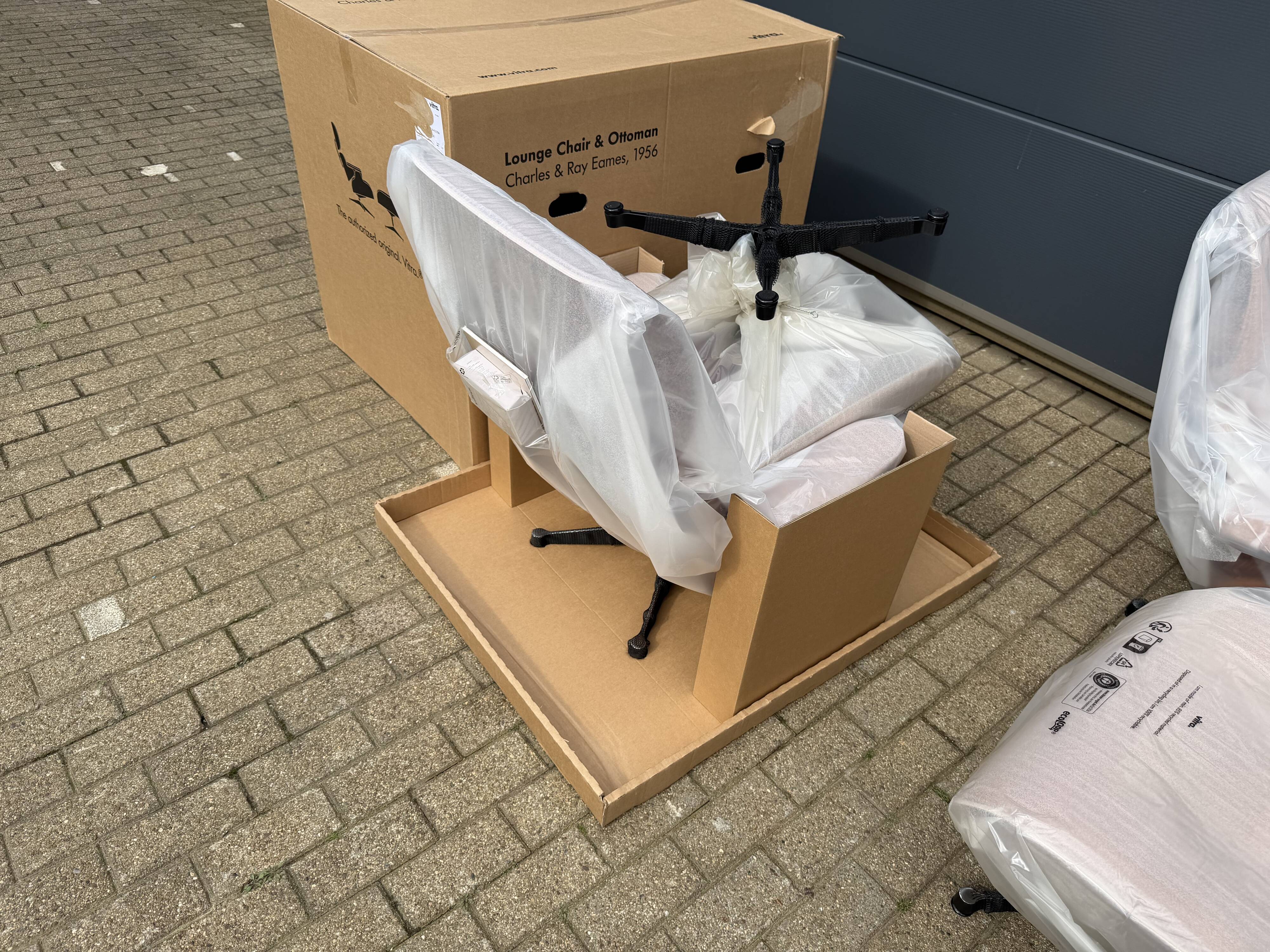 Vitra Eames Lounge Chair XL + Ottoman, Cognac leather & Santos Rosewood