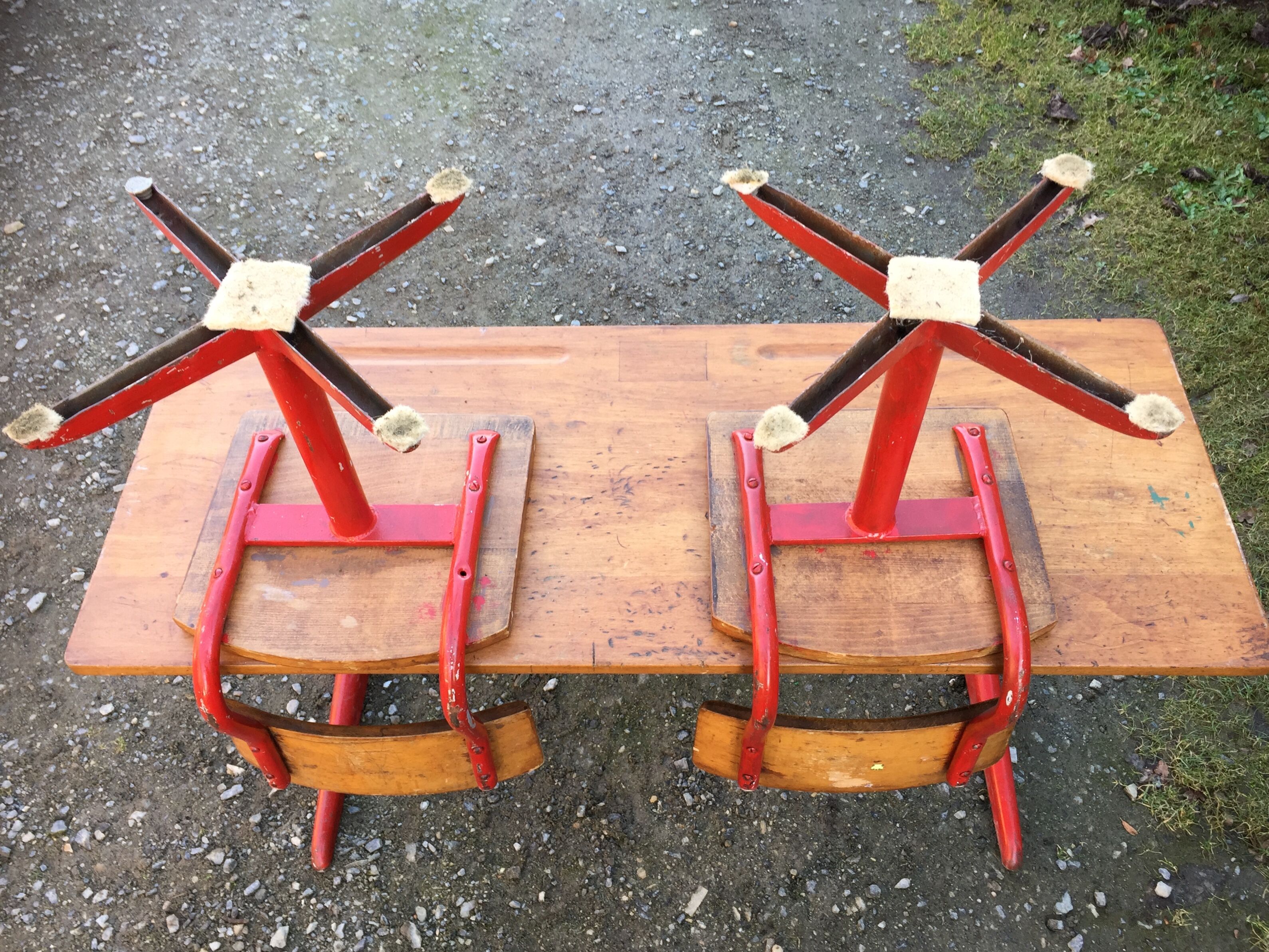 Vintage children's desk 2 places wood and metal with its 2 chairs.