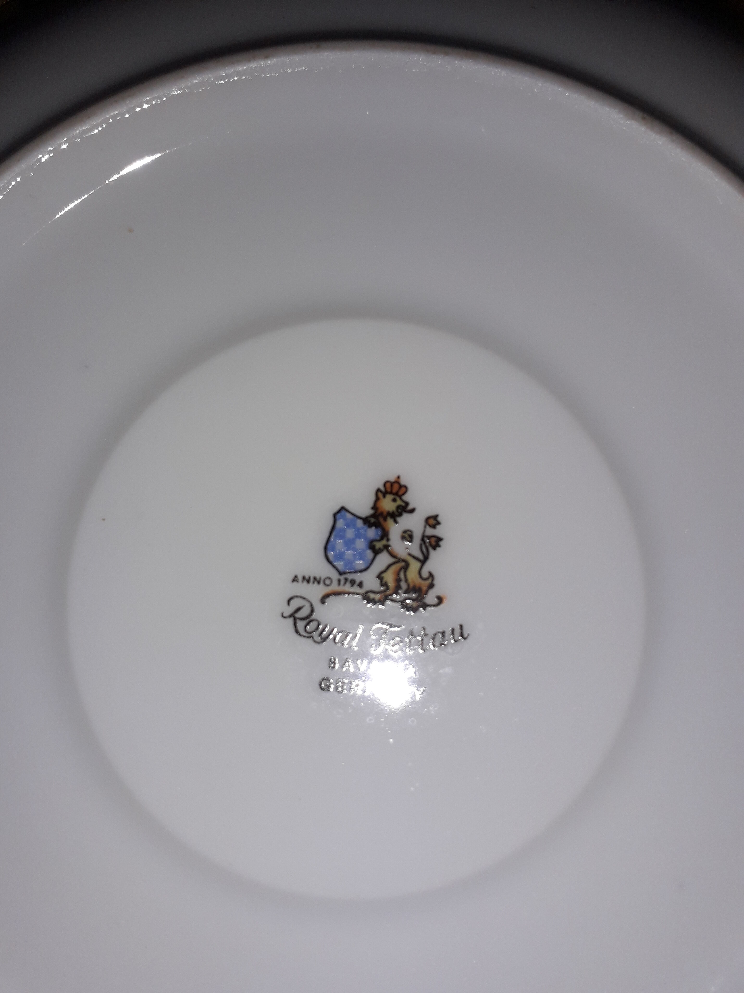 Porcelain dessert plates with cake dish