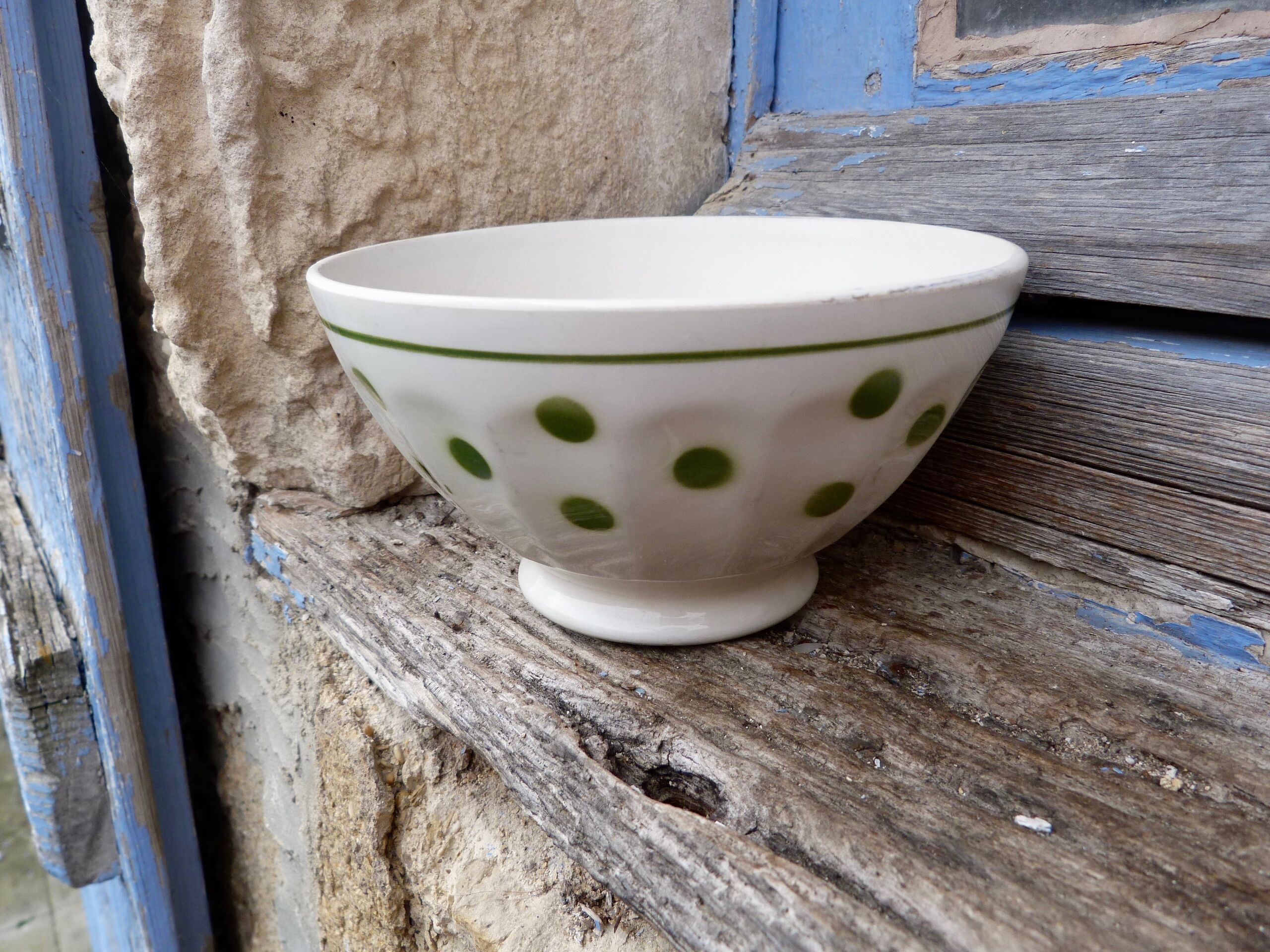 Bol ancien en céramique à pois vert