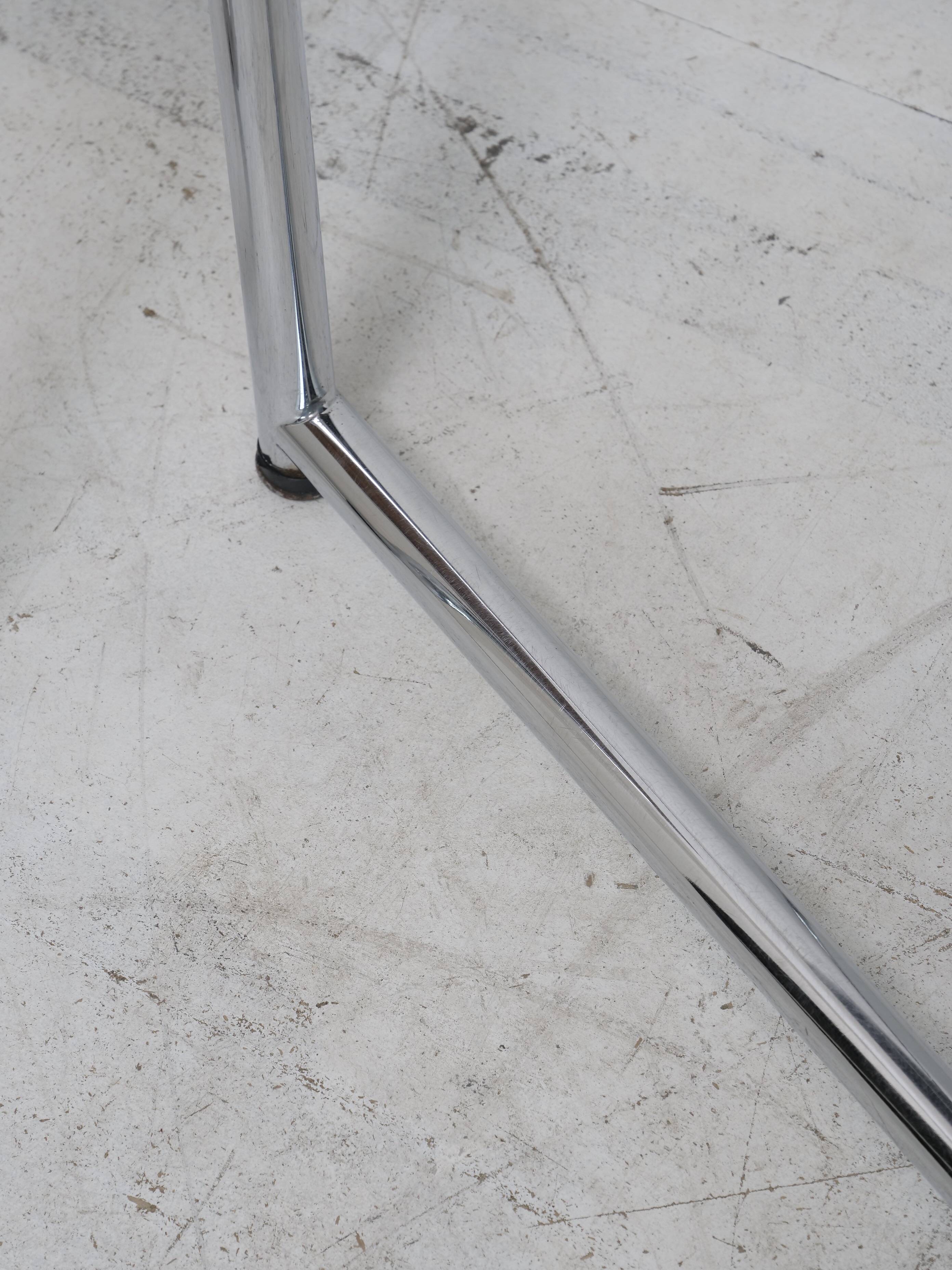 Bauhaus design table model Jean by Eileen Gray