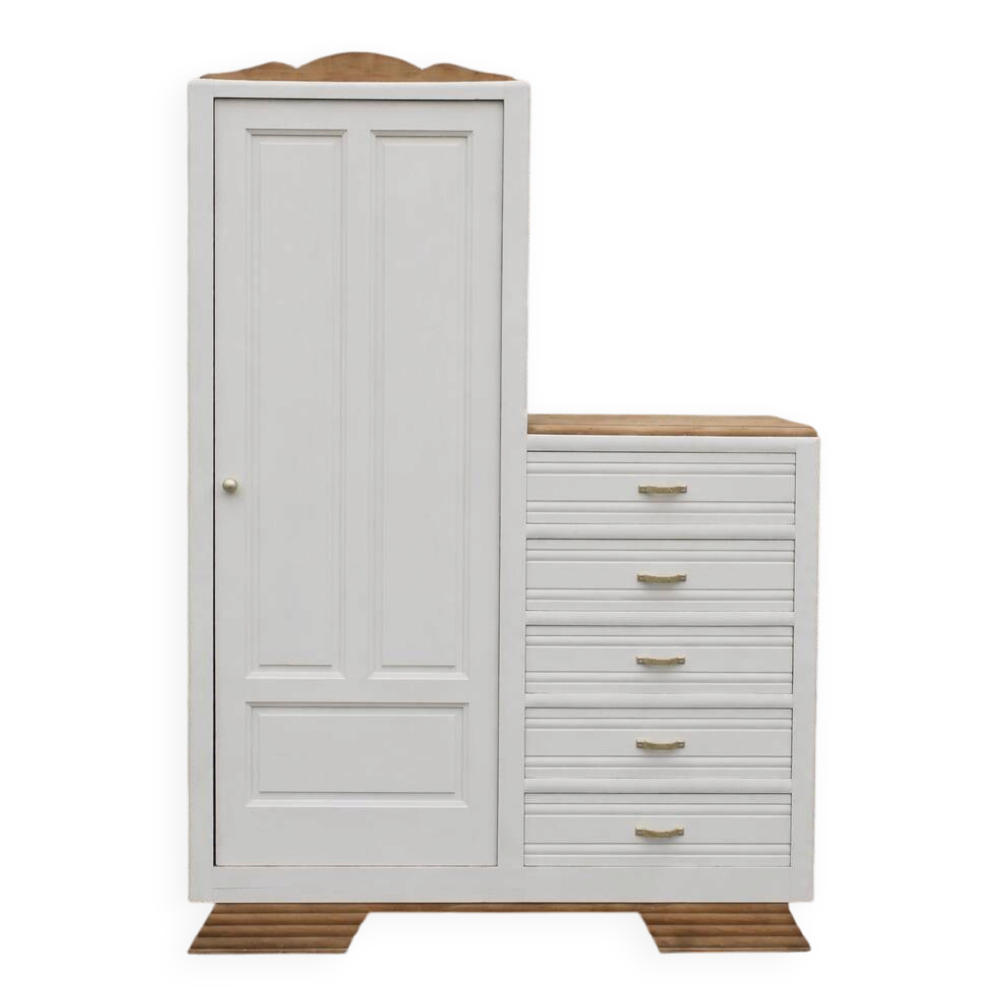 Asymmetrical solid oak wardrobe – Renovated Art Deco style