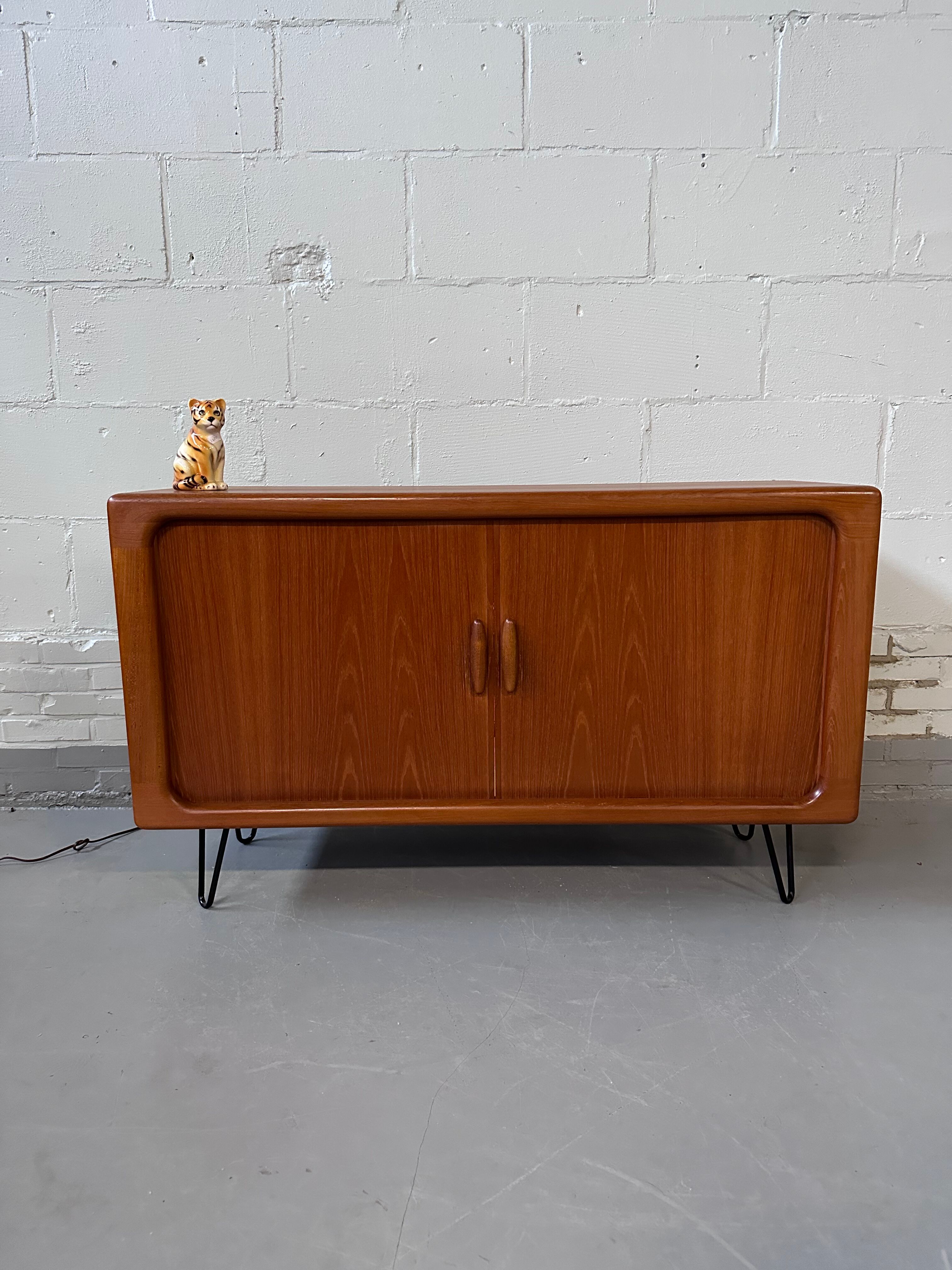 Dyrlund barcloset hairpin cabinet