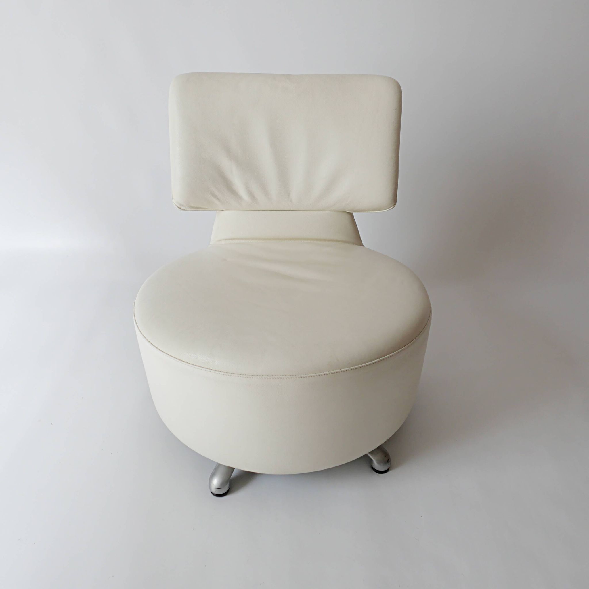 Canta and Aki swivel chairs in leather by Toshiyuki Kita for Cassina