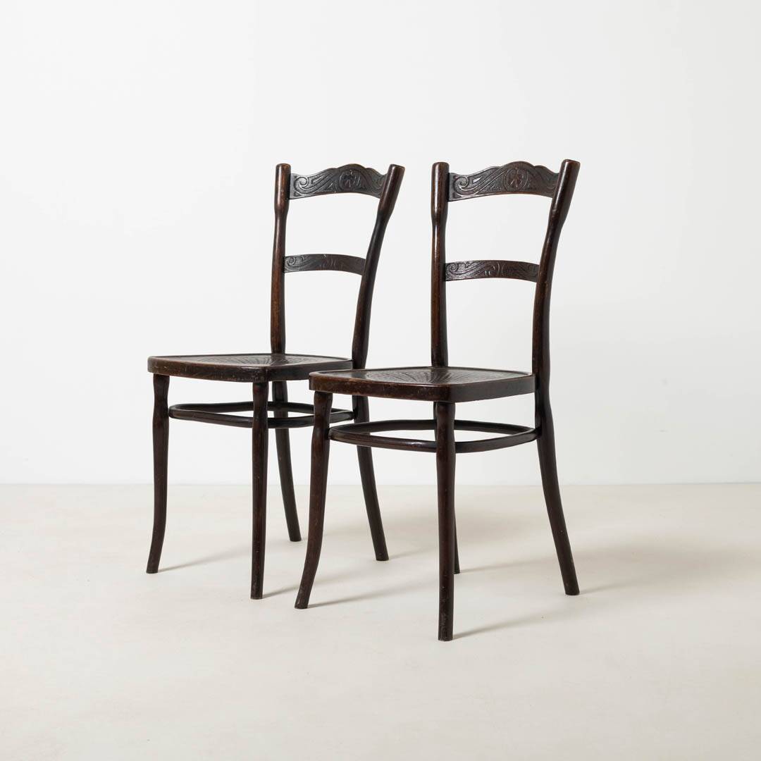 Paire de chaises de café / salle à manger en bois courbé antiques par J&J Kohn, Autriche, vers 1