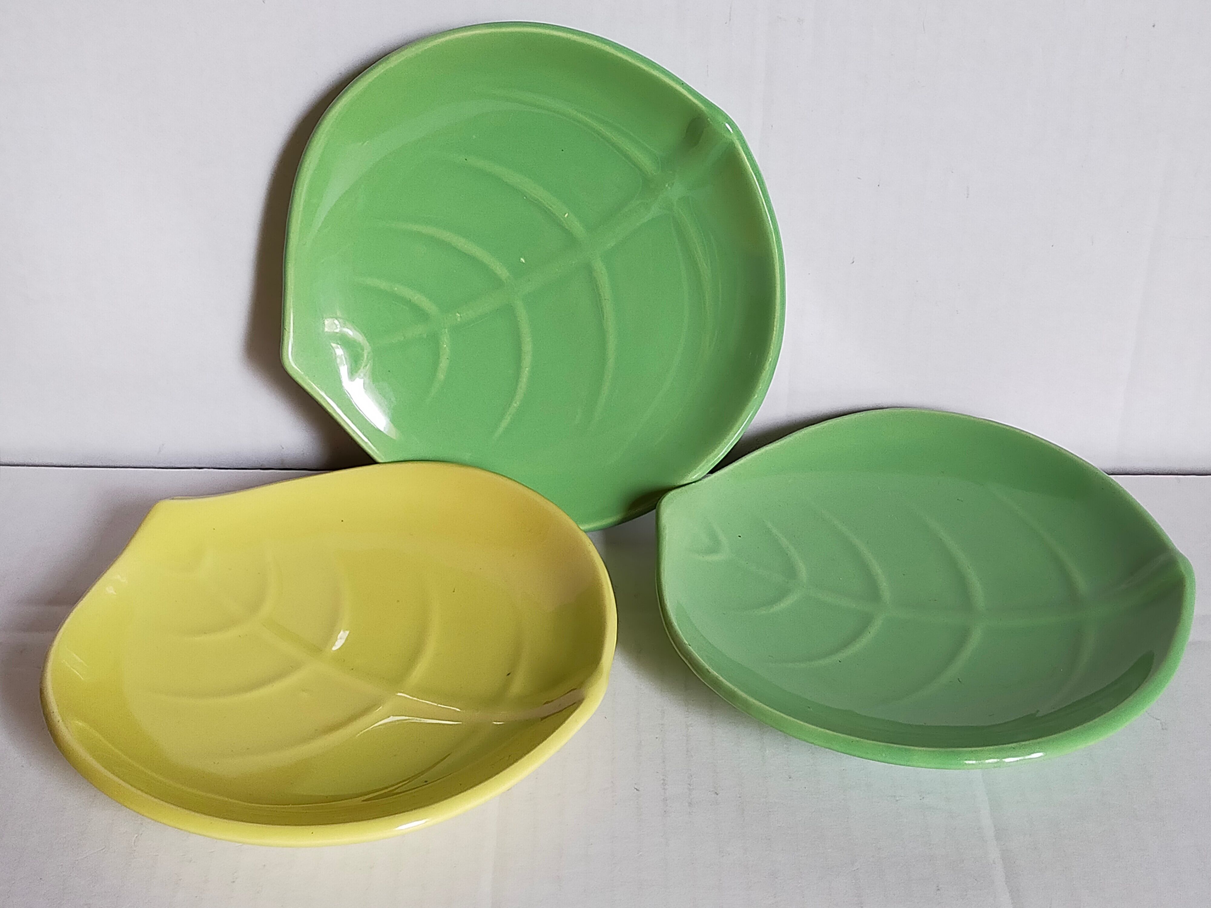 Three ceramic leaf cups 50s