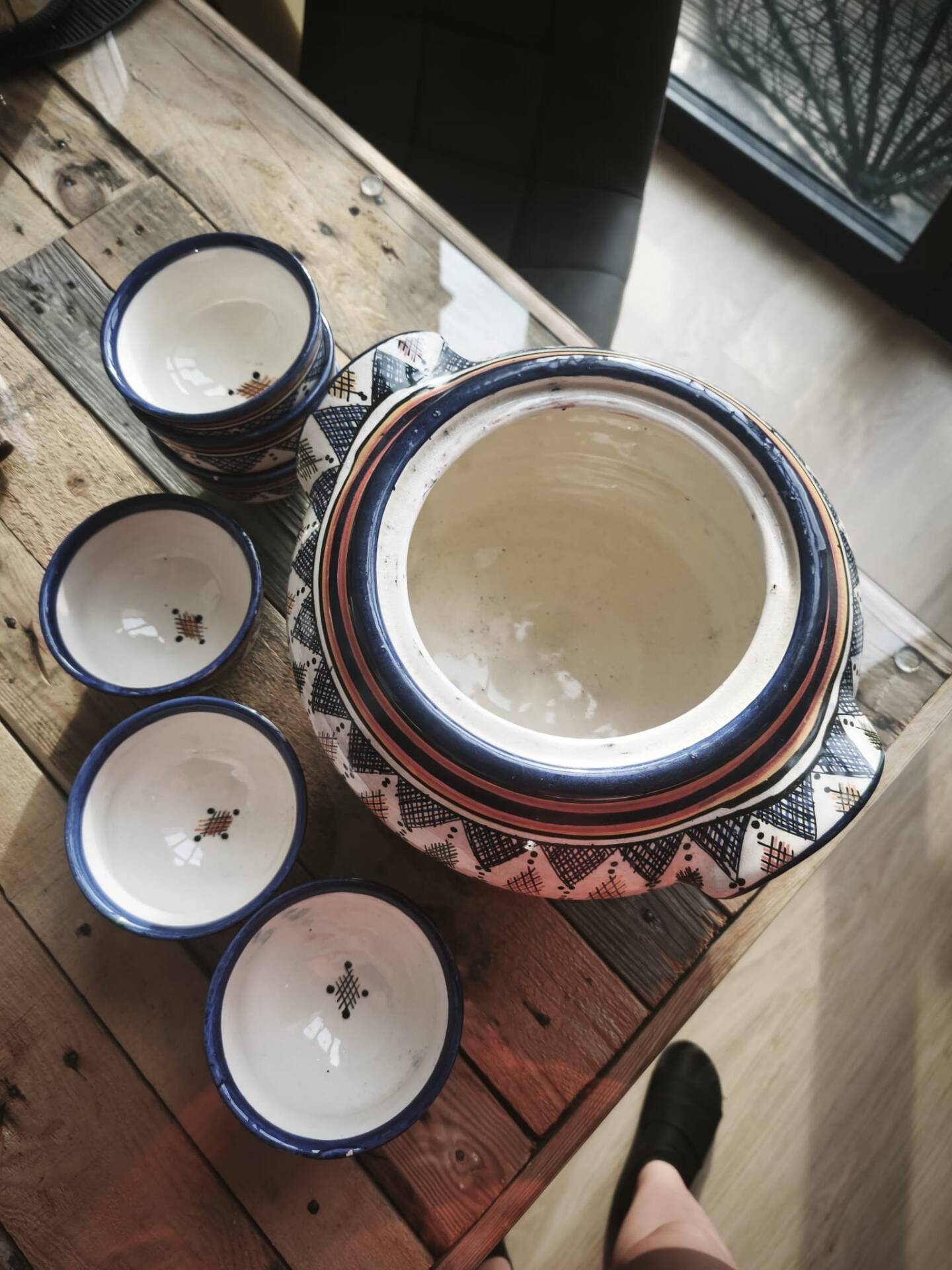 Ceramic soup tureen with its 6 bowls
