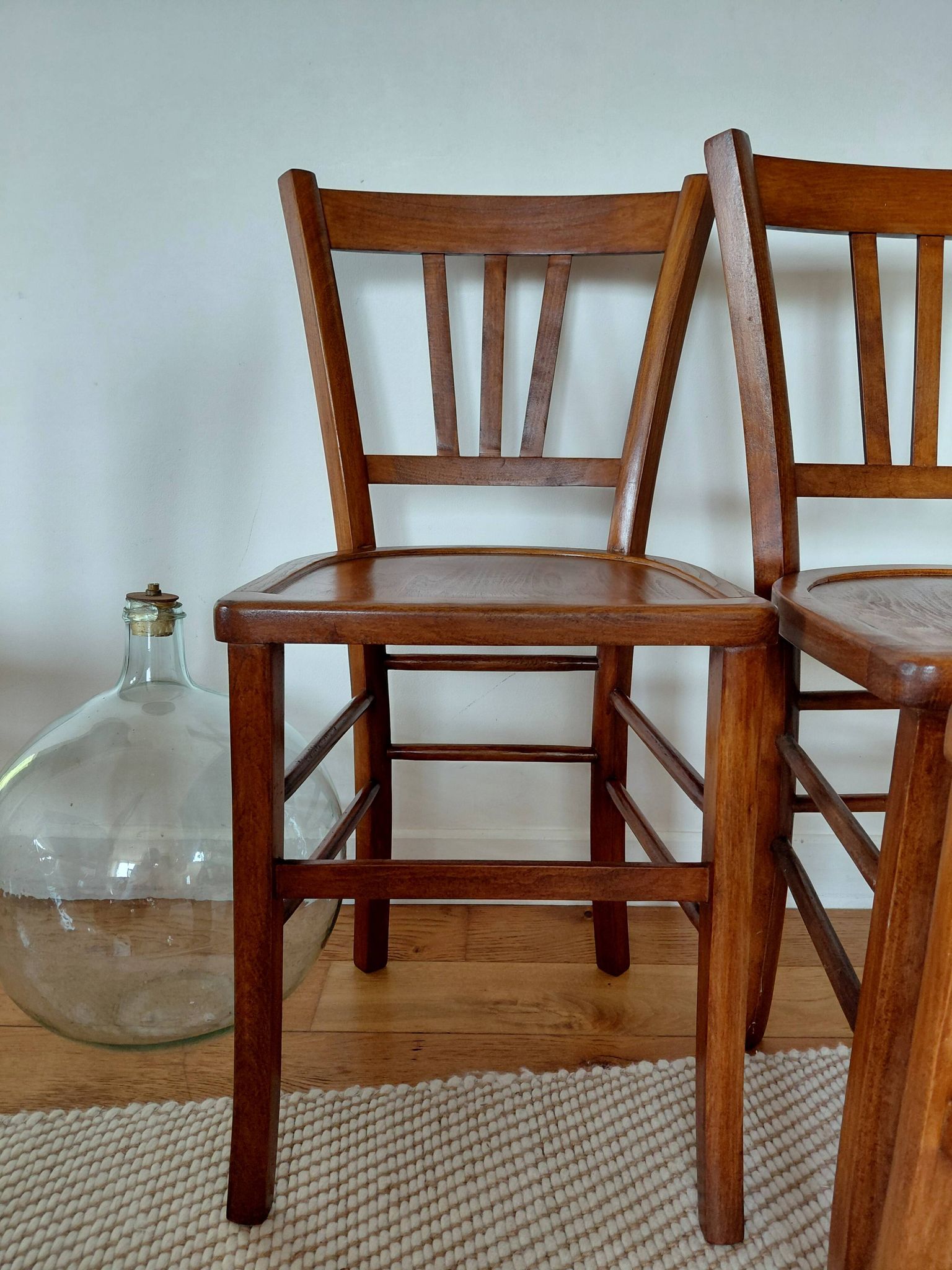 Set of 4 vintage bistro chairs in wood - brasserie style