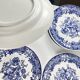 Set de 8 assiettes plates en faïence bleue, décor floral et oiseaux, XXe