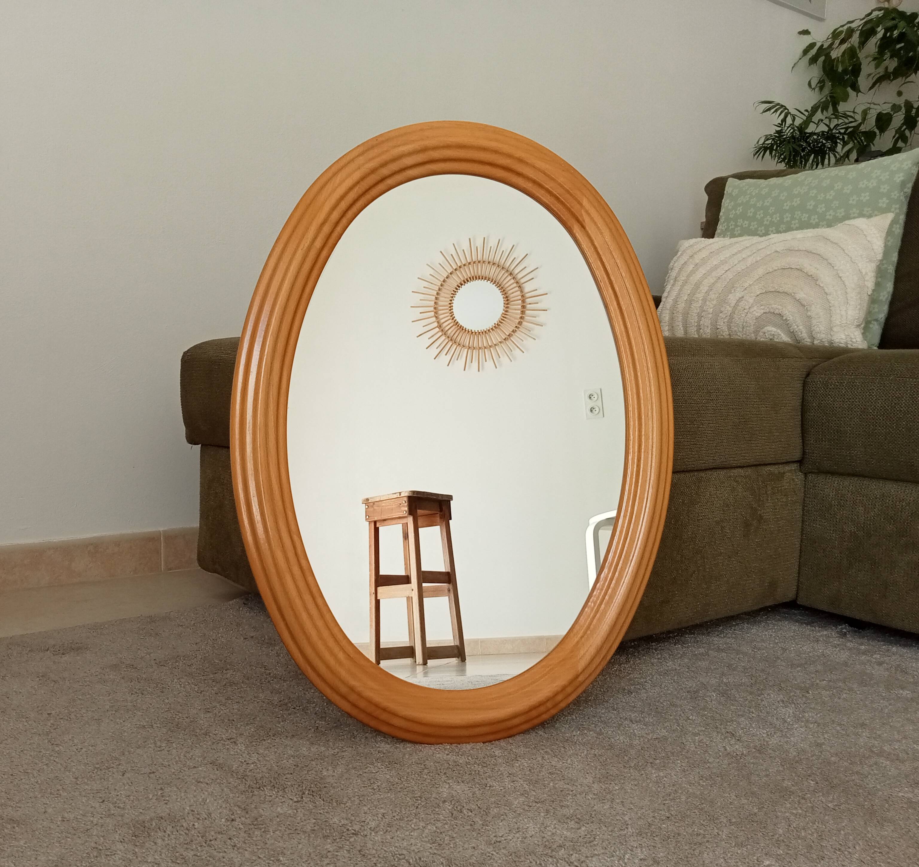 Vintage oval mirror in beech from the 70s/80s.