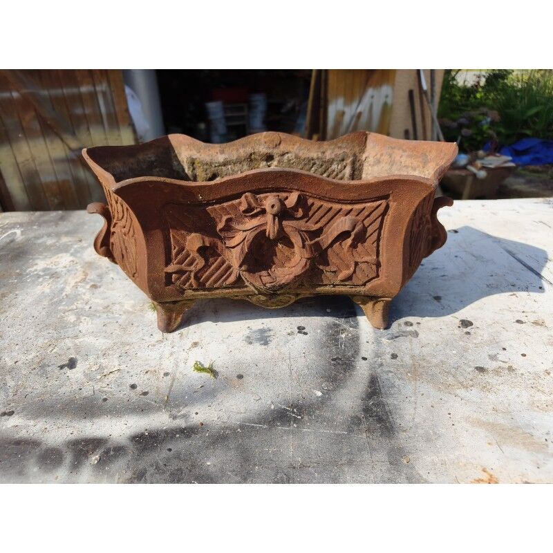 Cast iron planter from 1900 by the Charleville-Mézières establishments.