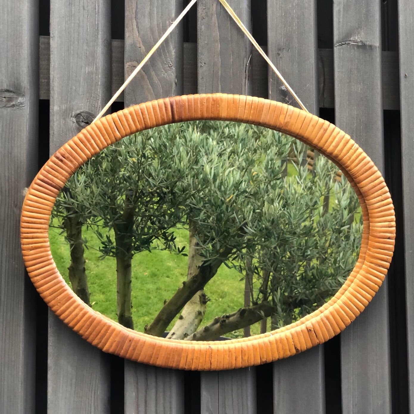 Miroir ovale vintage en osier