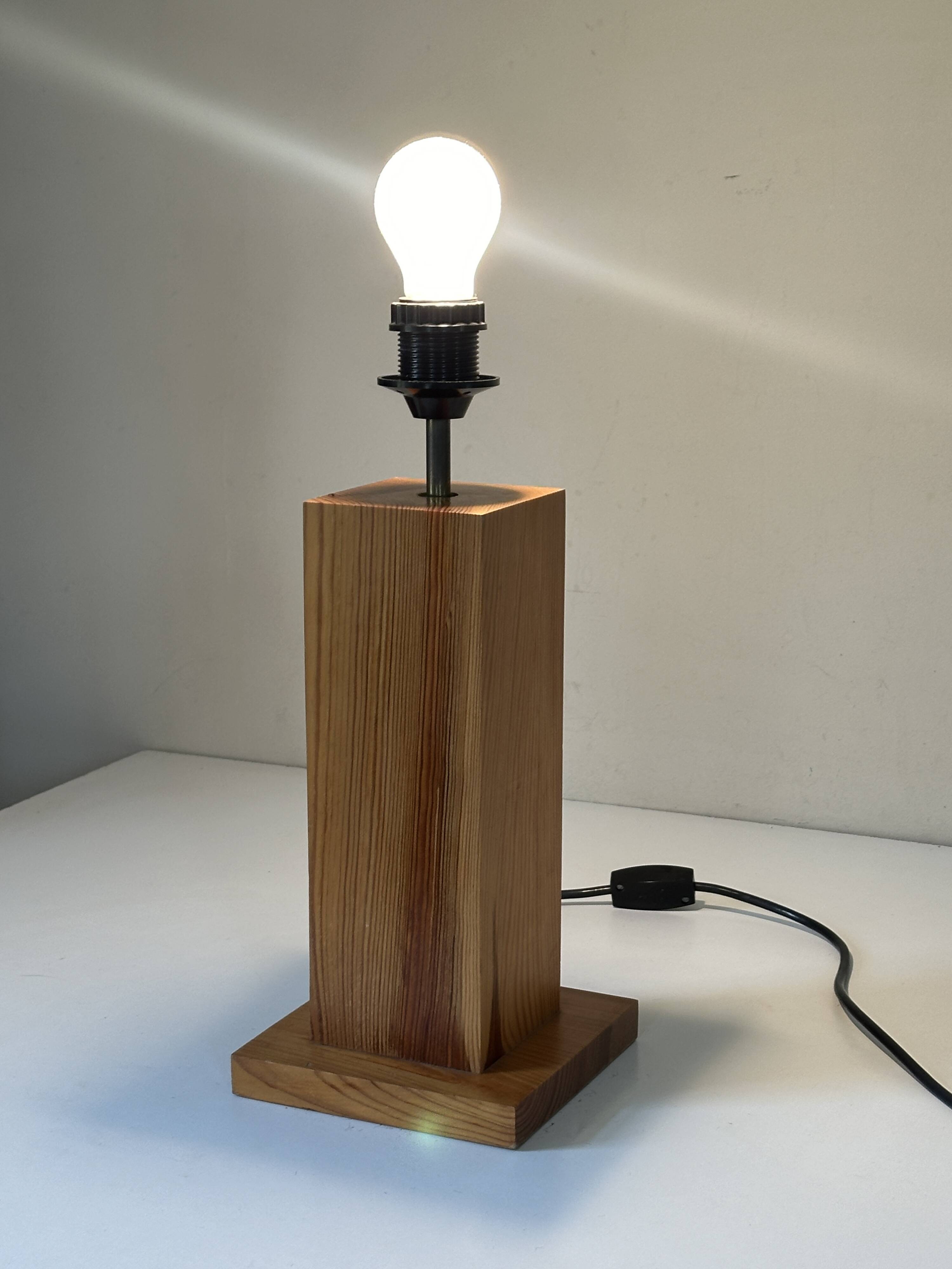 Lampe en pin vintage design années 70 80