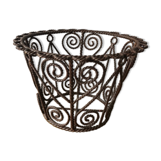 Hide twisted iron pot