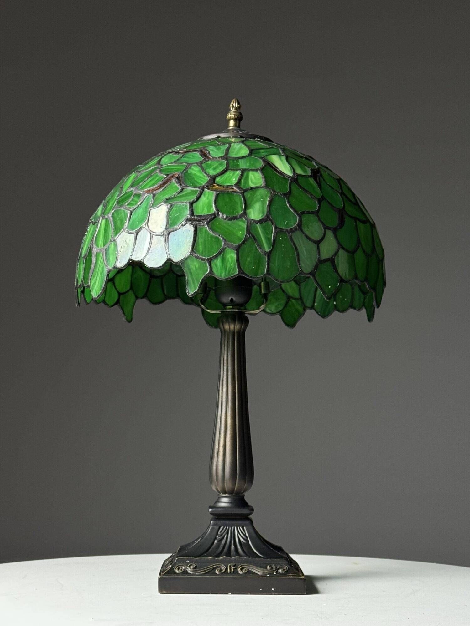 Tiffany style table lamp green