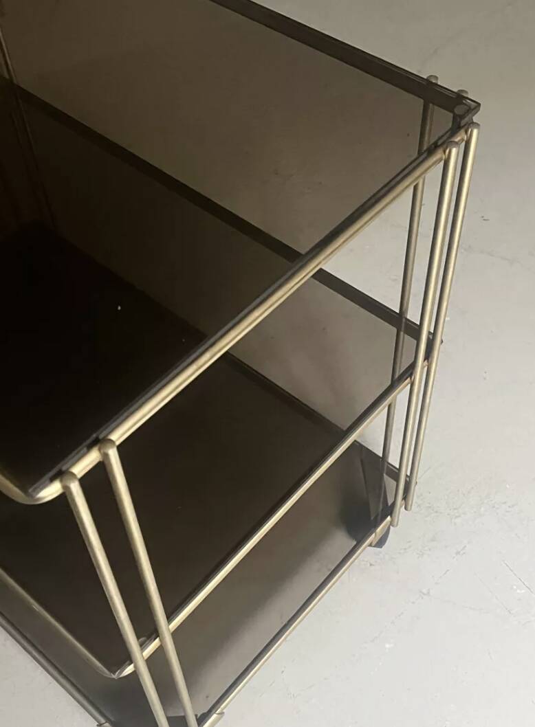 Desserte hifi / TV en verre fumé et laiton, design vers 1970