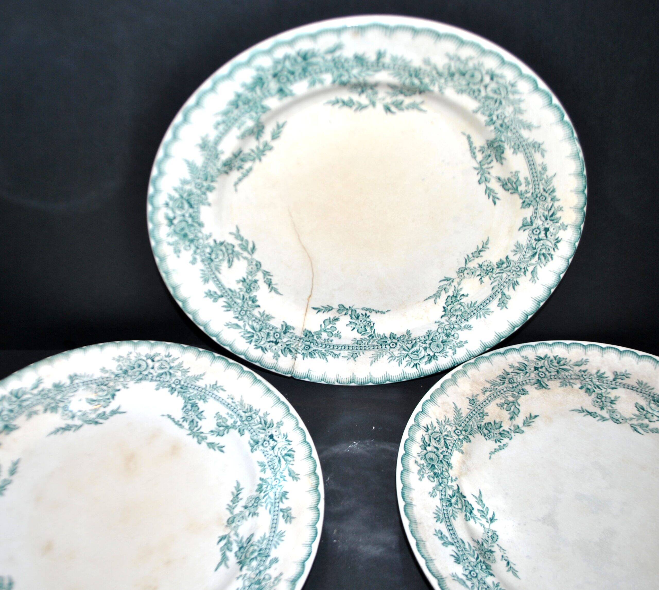 Onnaing Faïencerie set of 4 Coppelia plates with green floral decoration, iron earthenware