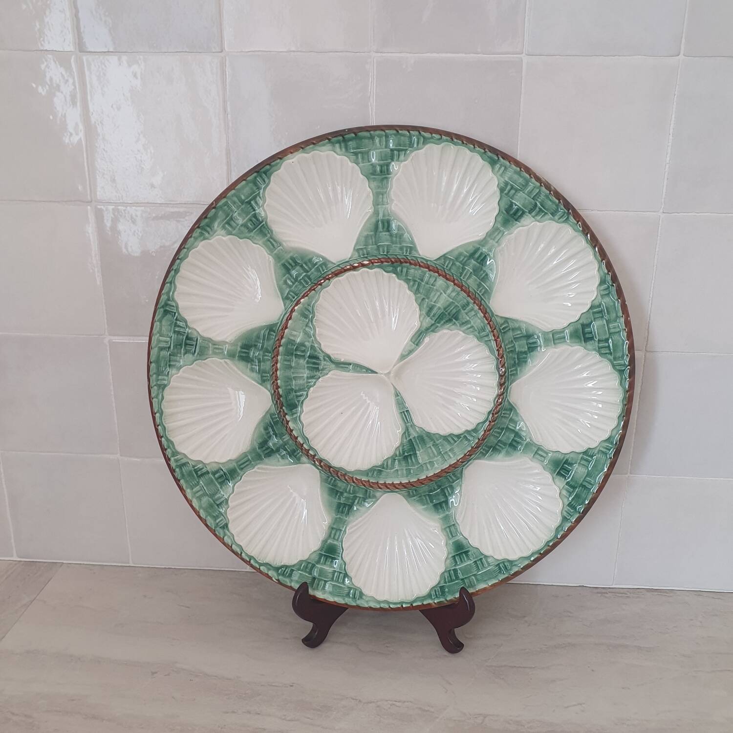 Ceramic scallop serving dish / Barbotine