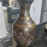 Vase métallique avec motifs ciselés