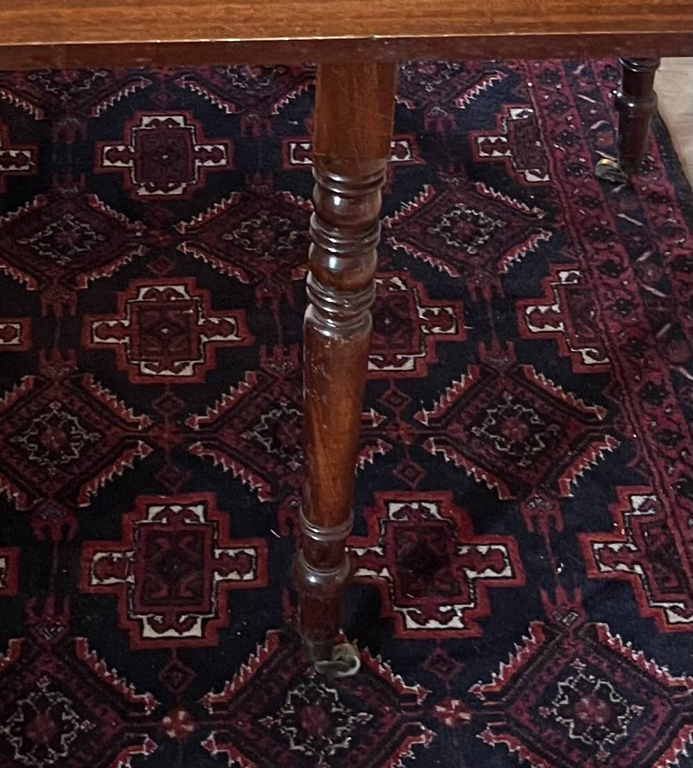 Table en acajou vintage à rabats; idéale pour les décorateurs.