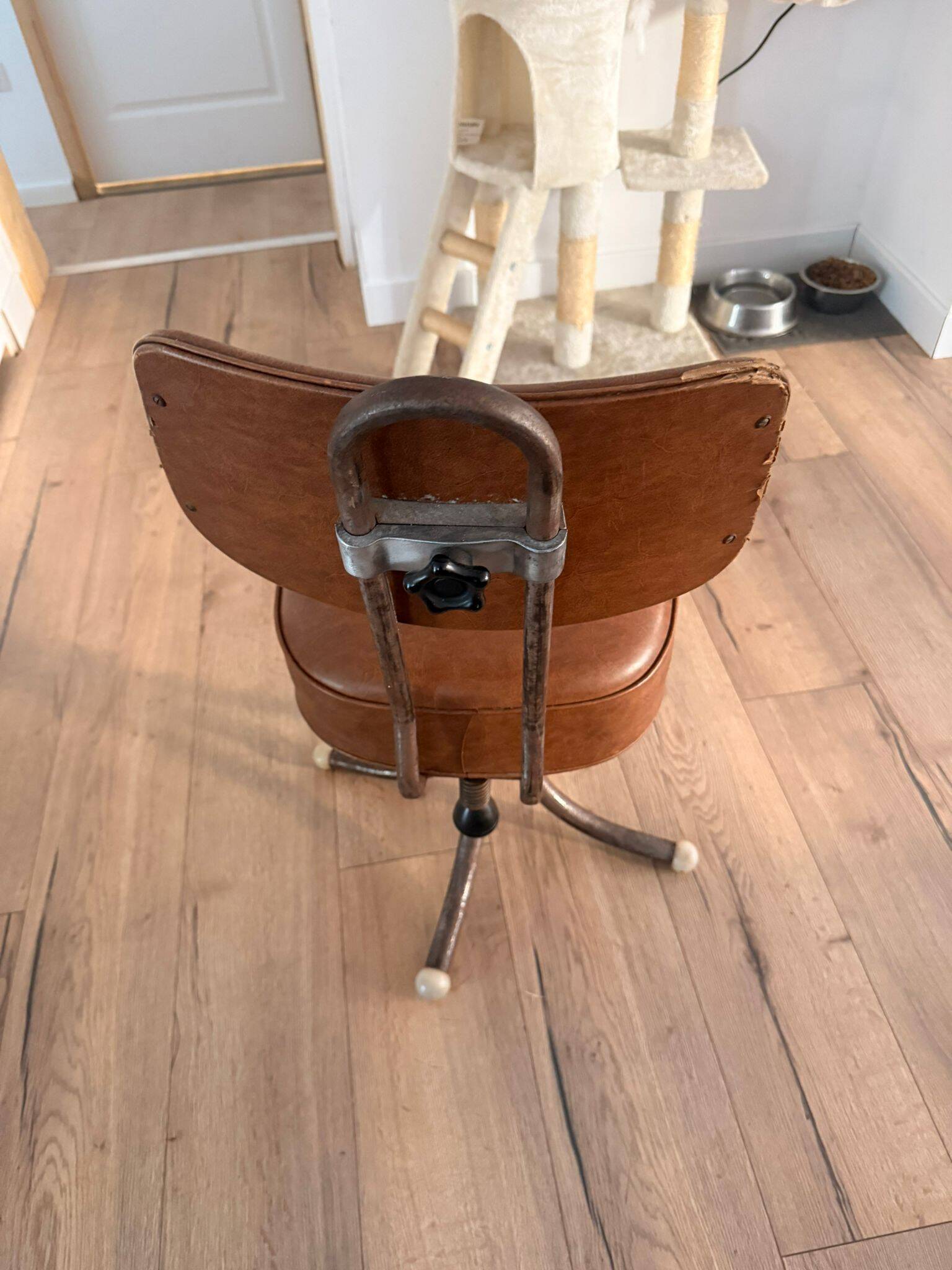Chaise bienaise en métal et cuir