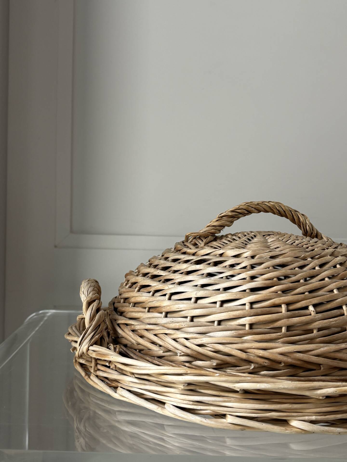 Cloche et plateau en osier tressé