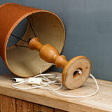 Lampe vintage en bois fruitier