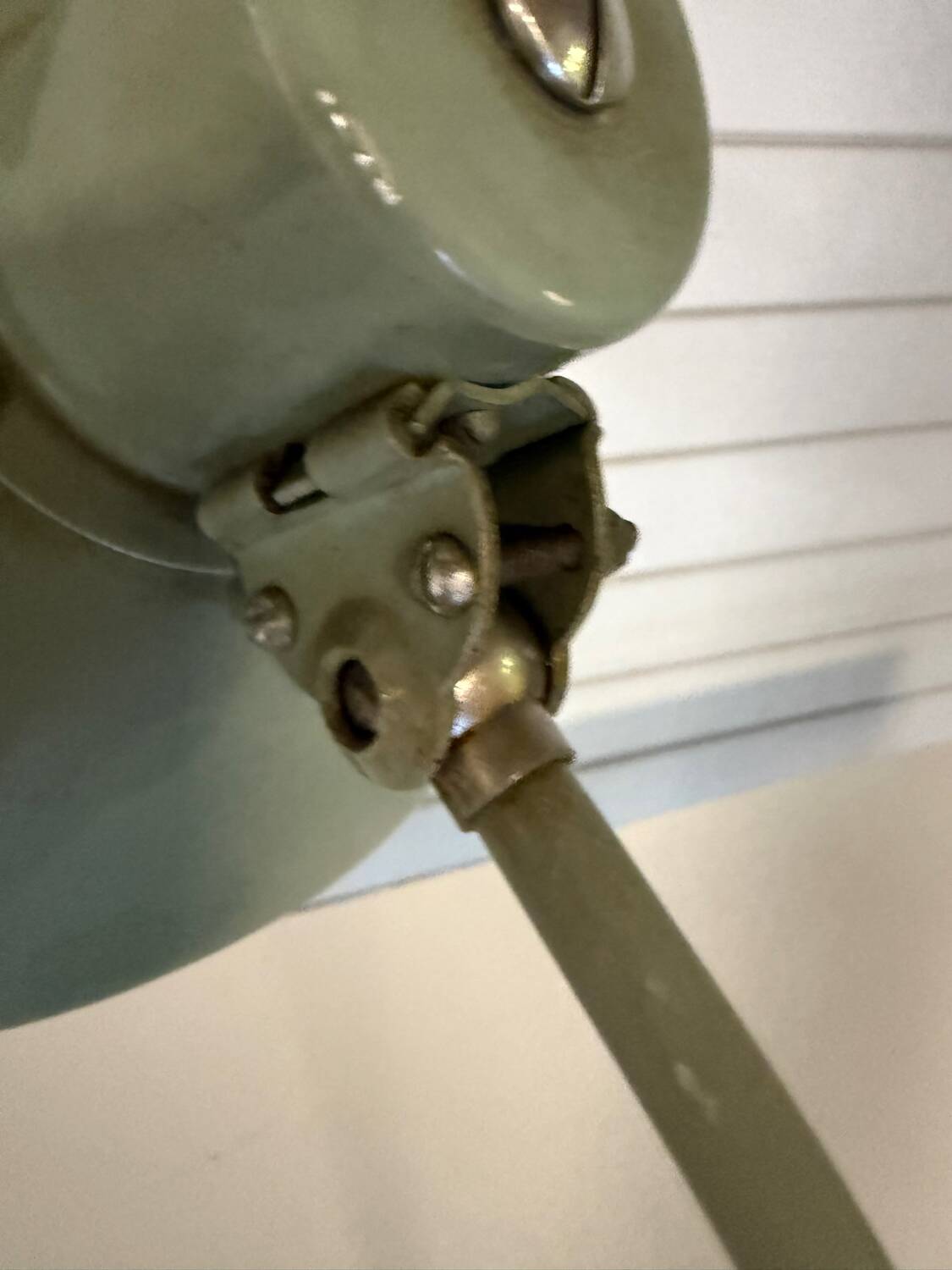 Articulated desk lamp