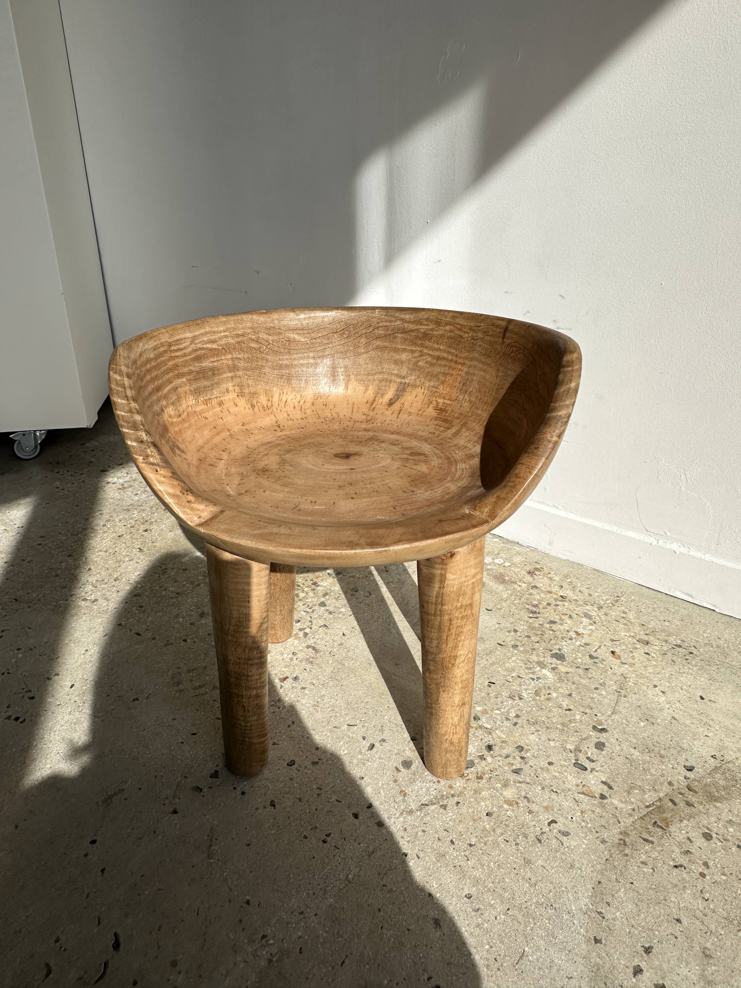 Quadripod chair with round seat and small back in natural monoxyl mango wood