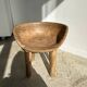 Chaise quadripode assise ronde à petit dossier en manguier naturel monoxyle