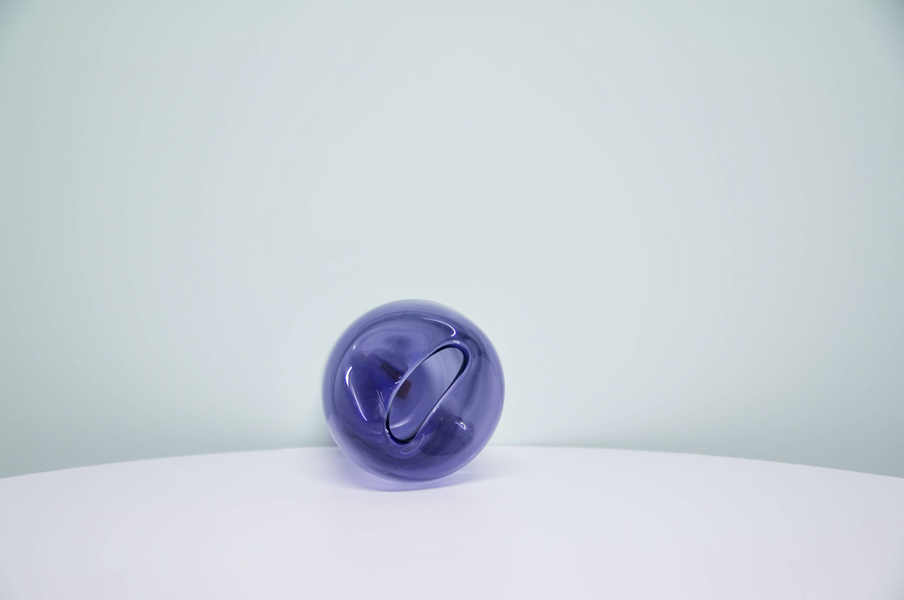 vase en verre soufflé à la bouche violet vintage