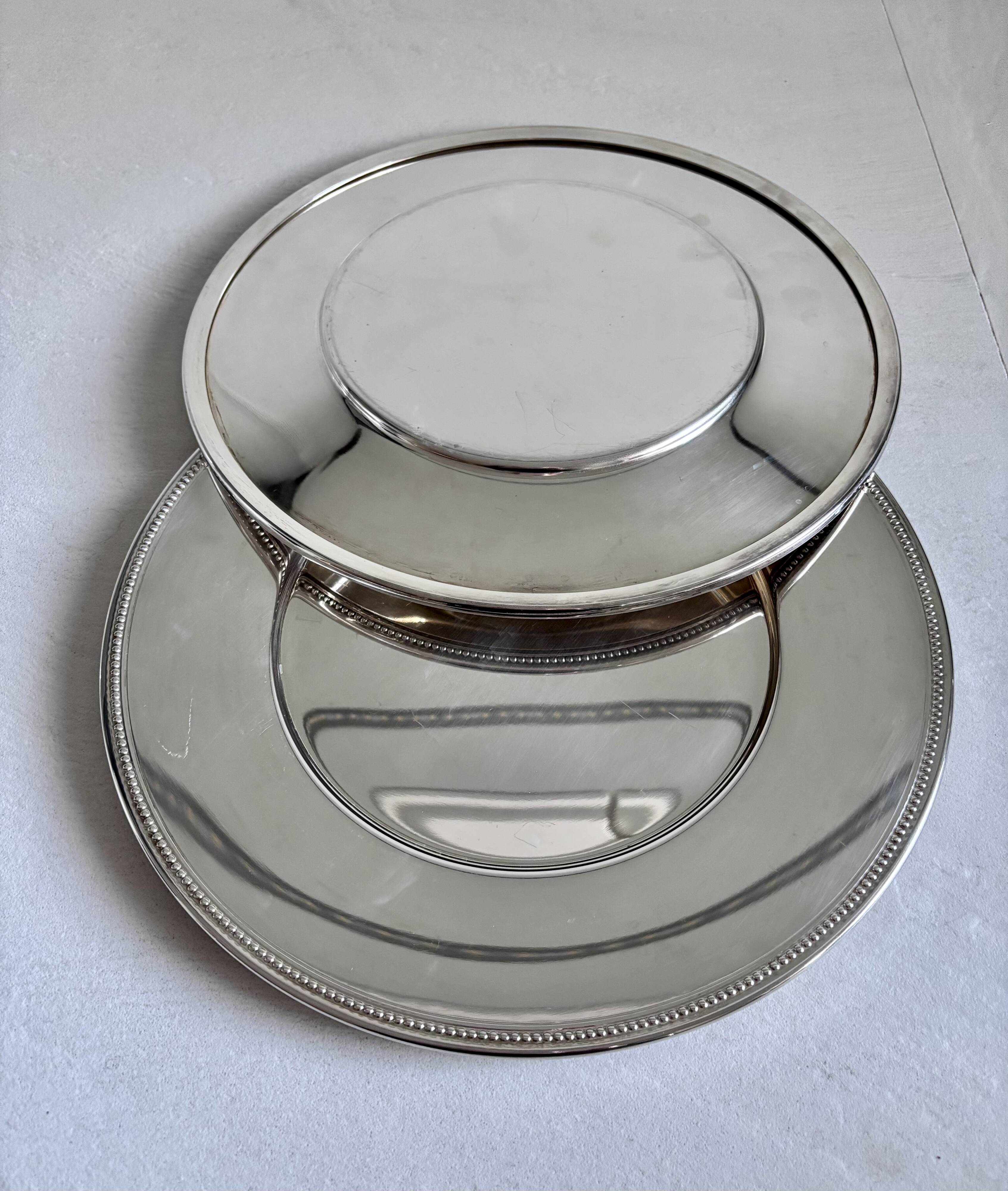 2 silver-plated charger plates, 28 cm in diameter.