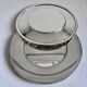 2 silver-plated charger plates, 28 cm in diameter.