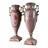 Paire d’urnes en marbre rose et bronzes dorés
