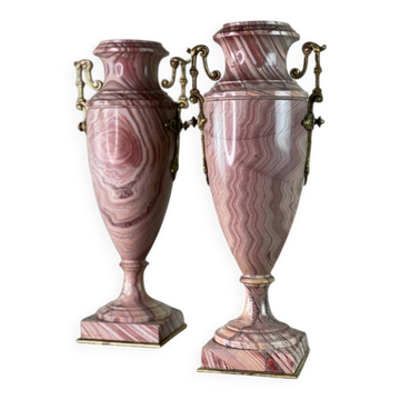 Pair of urns in pink marble and gilt bronze
