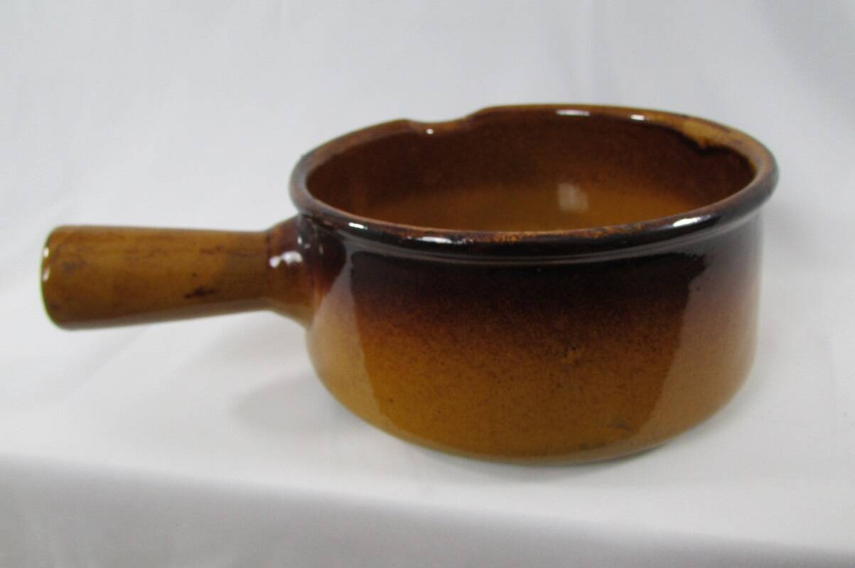 Enamelled terracotta pan