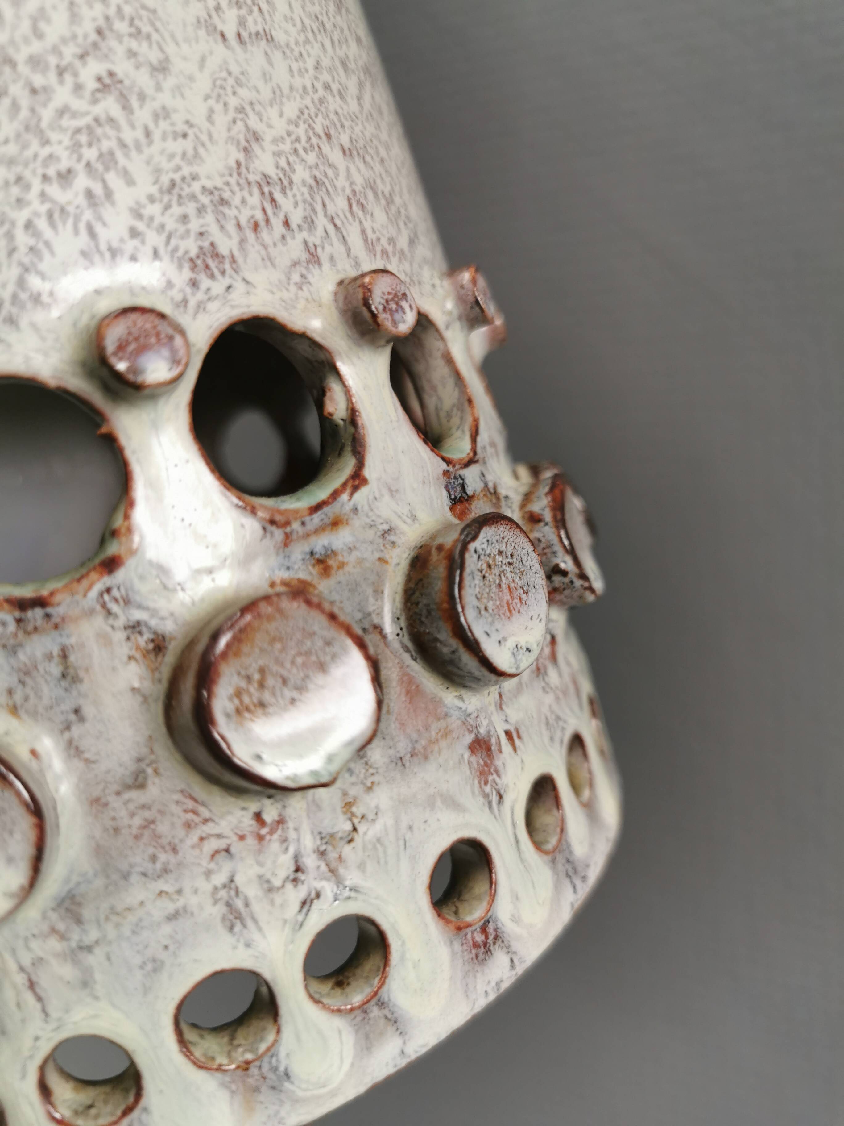 Beautiful, cylinder-shaped hanging lamp in ceramic.