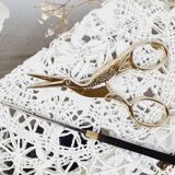 Ciseau de couture en métal doré oiseau